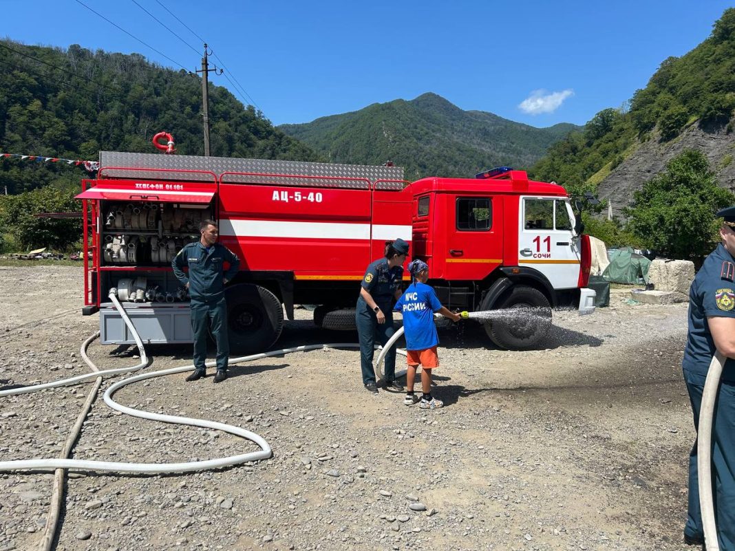 От теории к практике: в Сочи детям объяснили основы пожарной безопасности
