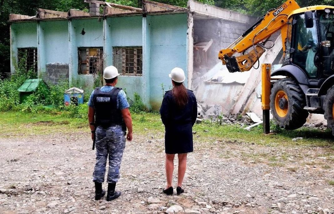 Четыре гостевых дома-самостроя с мангальными зонами на берегу озера снесли в Сочи