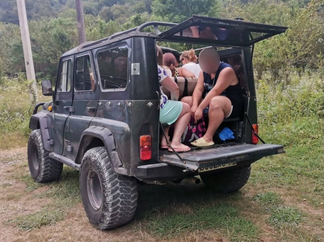 Незаконный джип-тур выявлен у Навалишинского ущелья в Сочи, внедорожник изъяли