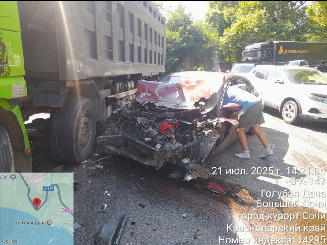 В Сочи легковой автомобиль врезался в грузовик — есть пострадавшие