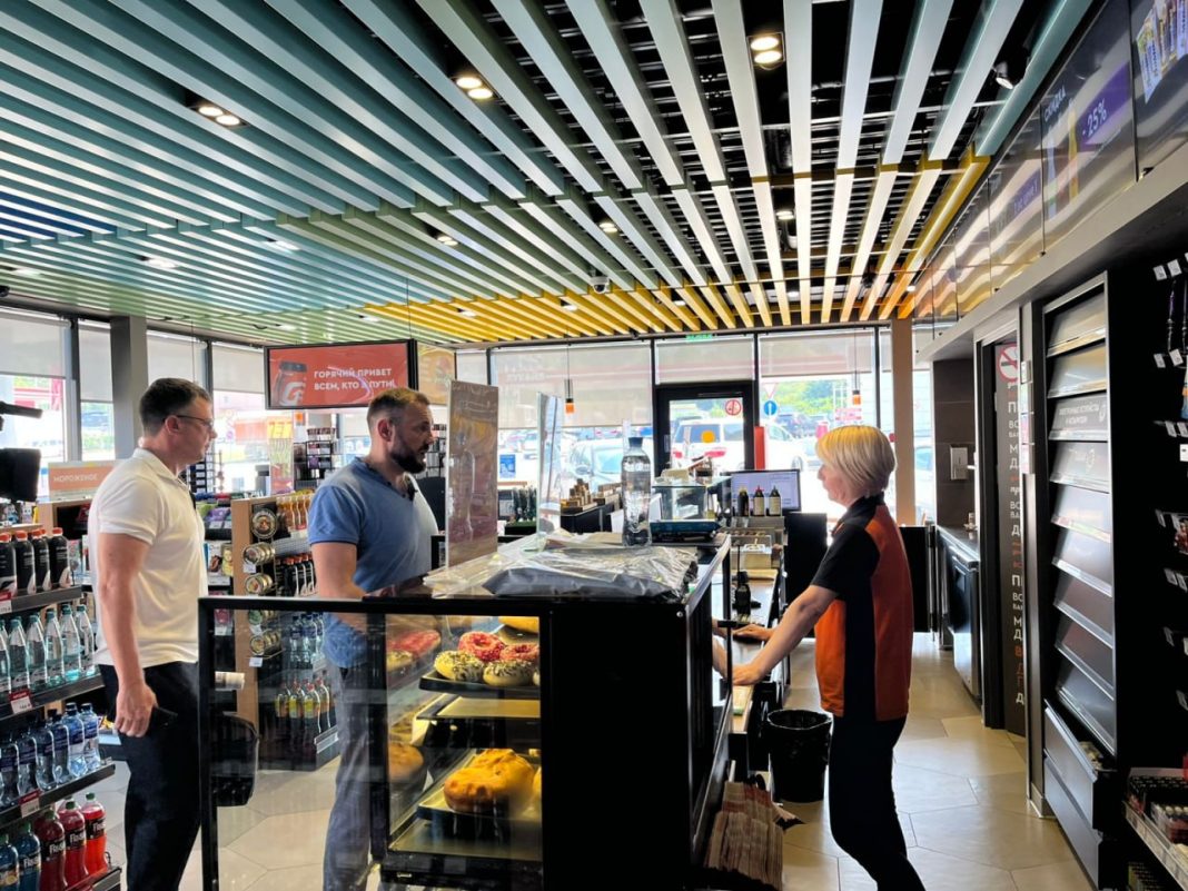 Проблемы с благоустройством и санитарией выявили на шести АЗС в Сочи