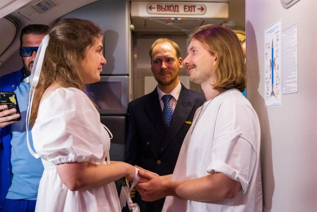 В Сочи приземлился «свадебный рейс»: восемь пар поженились в небе