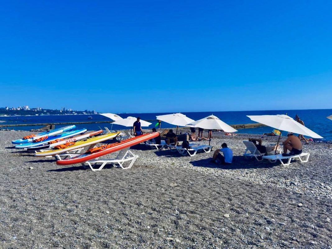 Нелегальный прокат на сочинском пляже: полиция изъяла SUP-доски и шезлонги