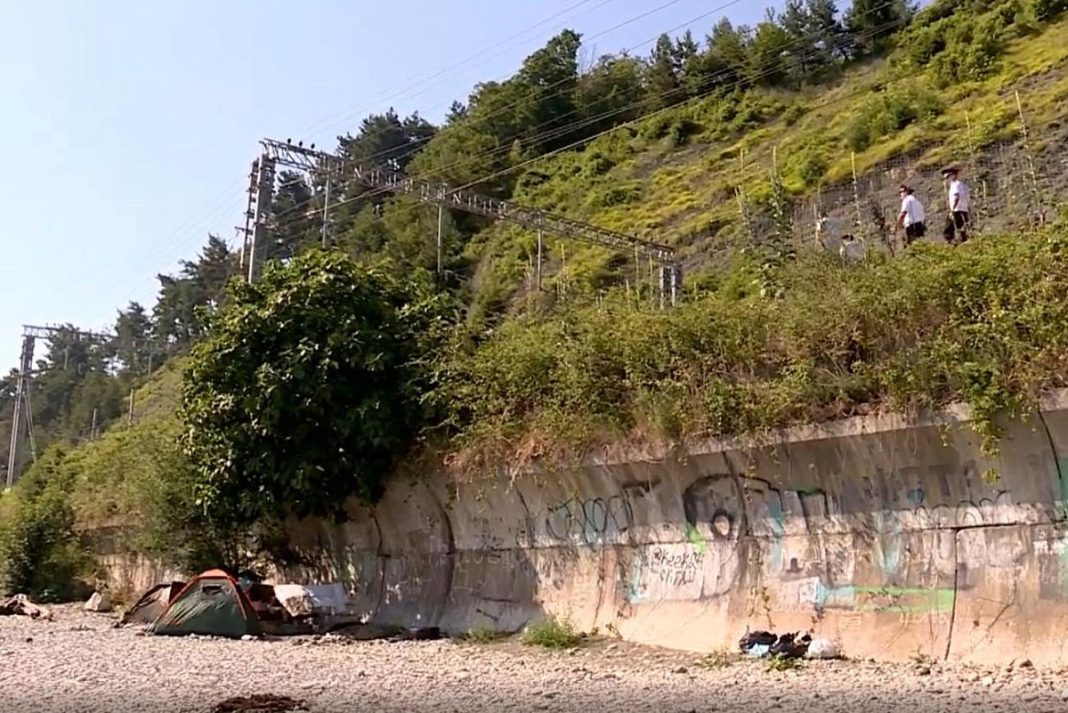 Голый загар под запретом: в Сочи проводят рейды на диких пляжах