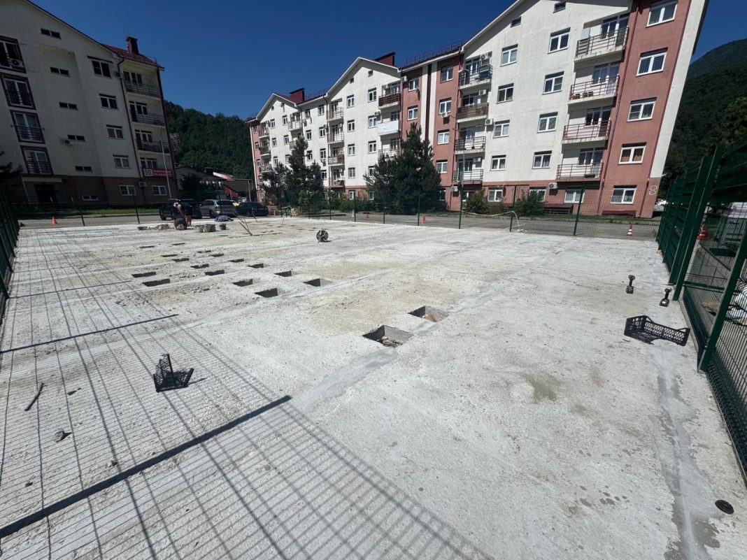 Футбол, теннис и воркаут: в Сочи строят современные площадки для жителей