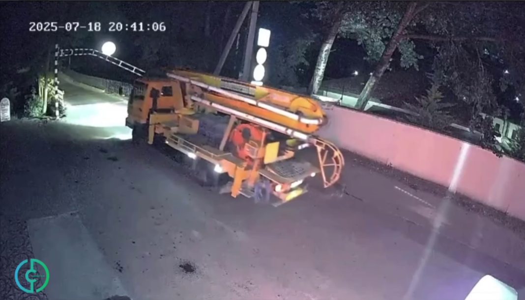 Водитель спецтехники снес габаритную рамку на аварийном мосту в Кудепсте и сбежал