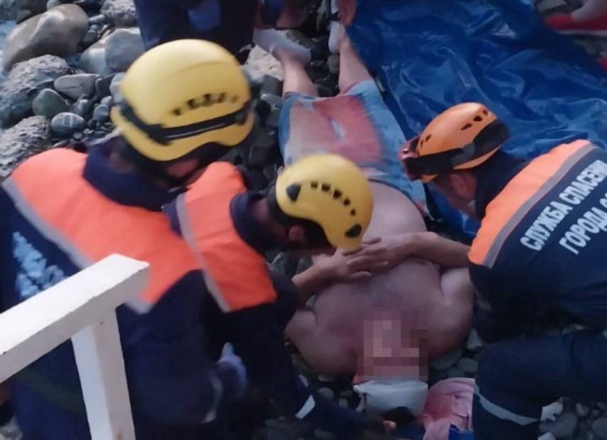 ЧП в сочинском Лоо: мужчина сорвался с высоты на берегоукреплении, его спасли и доставили в больницу