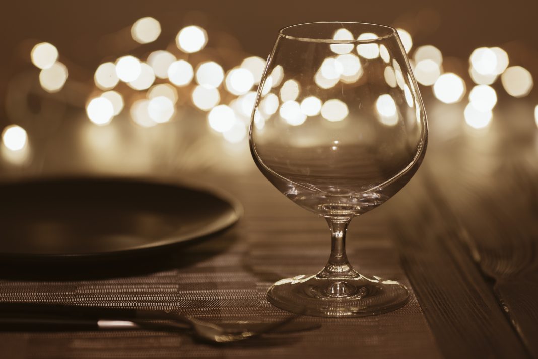 Проблемы с алкоголем обнаружены сразу в нескольких кафе и магазинах Сочи