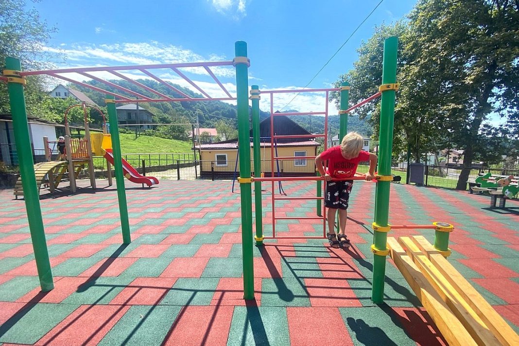 В Сочи на улице Волковской завершают обустройство новой детской площадки