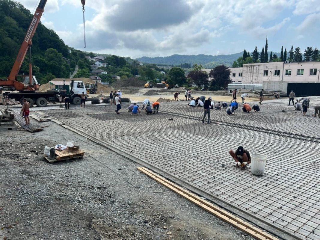 400 новых мест для школьников: в Сочи идет строительство образовательного блока