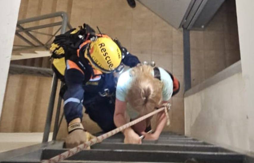 Рискованный ночной инцидент: женщину эвакуировали с крыши 13-этажки в Сочи