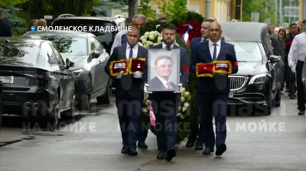 Слезы, горе, прощальное «люблю»: похороны Романа Старовойта в Петербурге — видеокадры