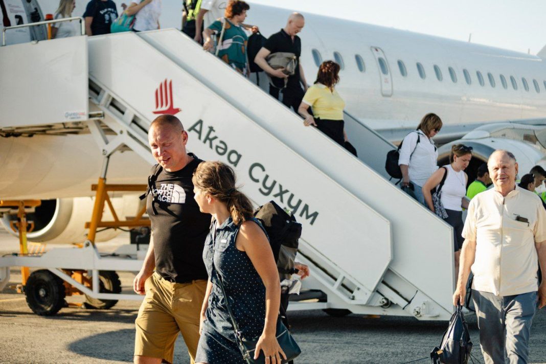 Туристы выбирают Сухум: аэропорт обслужил рекордные 30 тысяч пассажиров