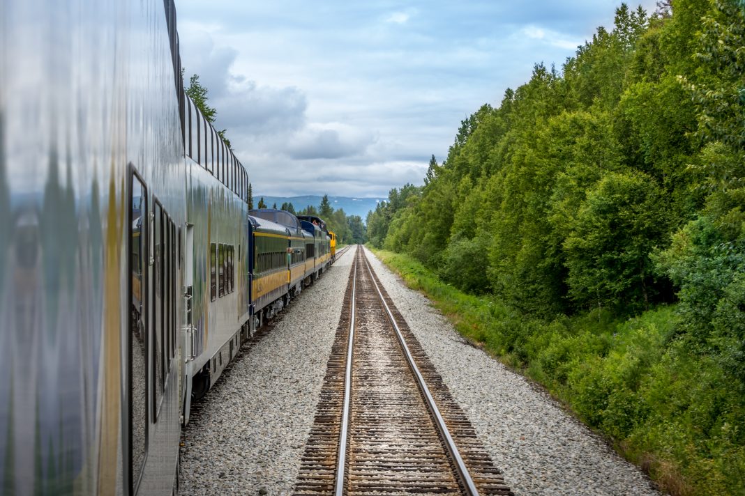 Падение обломков дронов привело к задержкам поездов, включая маршруты в Сочи
