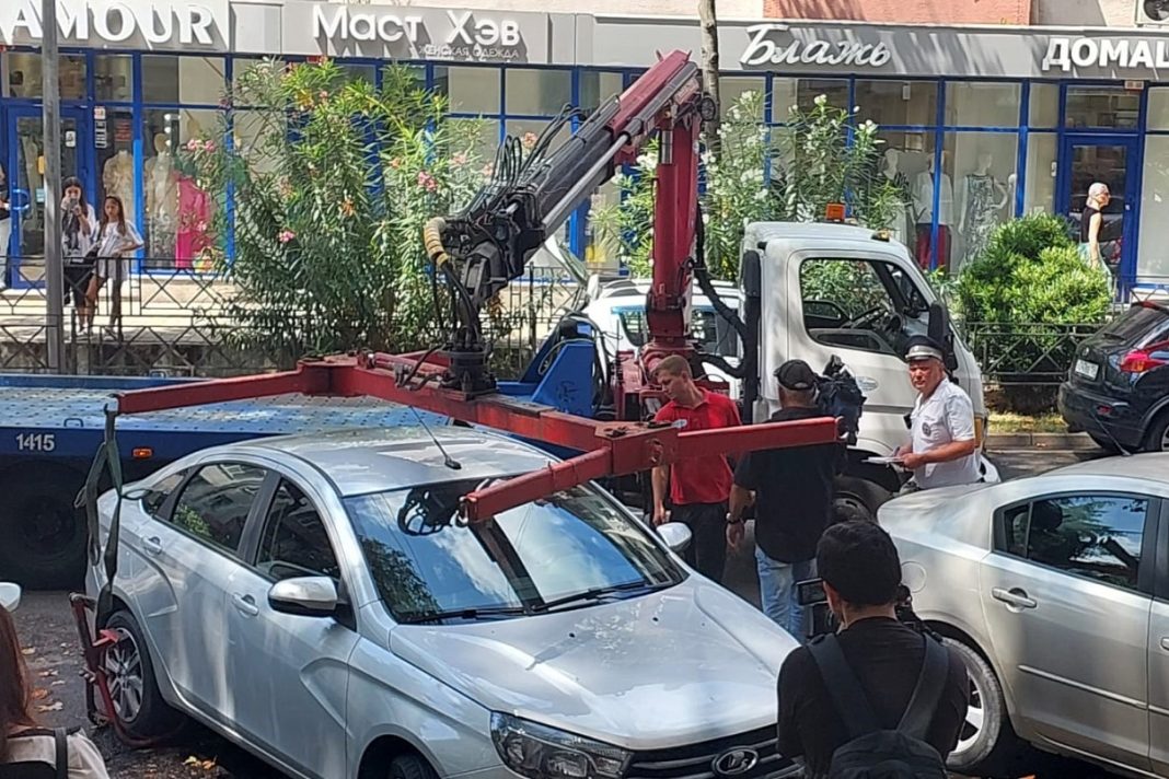 Парковка для своих: в Сочи пресекают занятие мест для маломобильных граждан