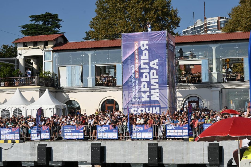 «Крылья мира»: в Сочи состоялся первый международный фестиваль хай-дайвинга