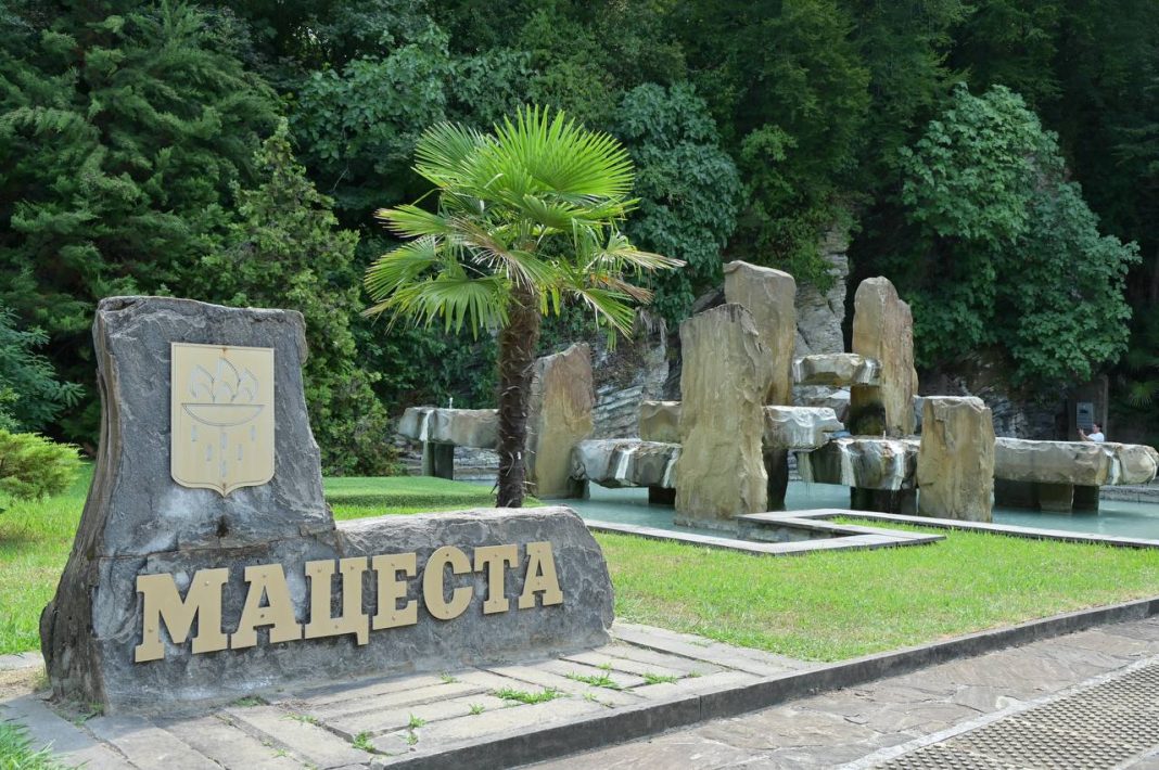 «Поговорили о новых практиках»: Мэр Прошунин посетил сочинскую лечебницу «Мацеста»