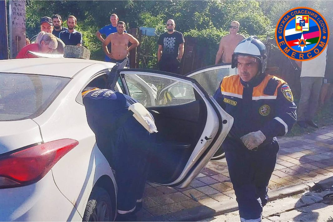 Мужчина и девушка пострадали во время лобового столкновения с грузовиком: спасатели Сочи вскрыли машину