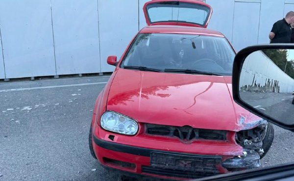 Владелец красной иномарки повредил облицовочную панель на трассе «Сочи-Адлер»