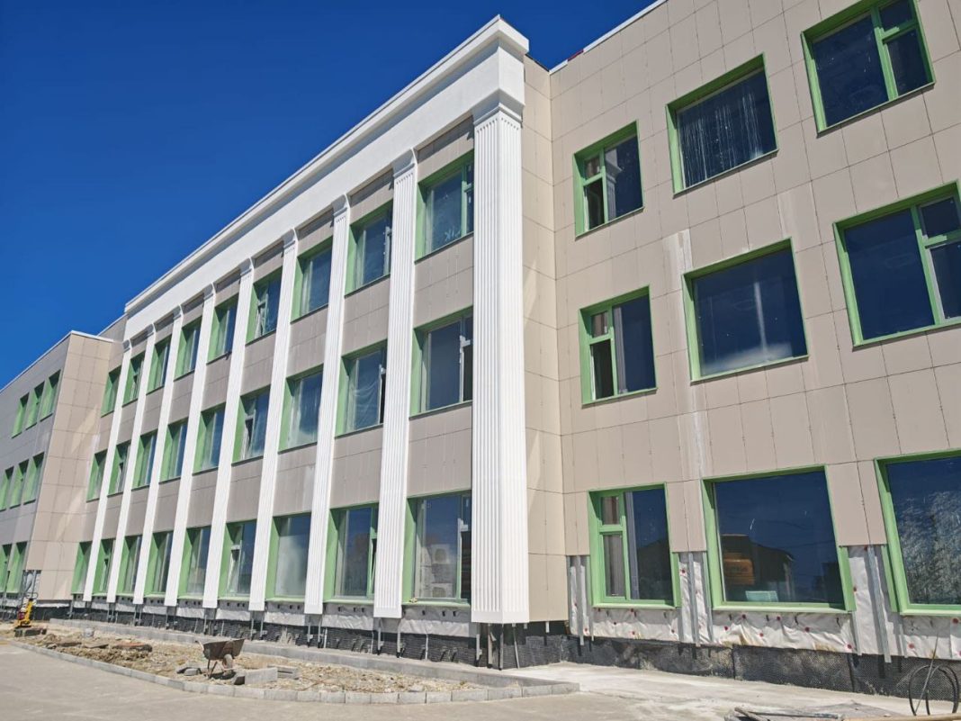 Строительно-монтажные работы в будущей школе на улице Лизы Чайкиной вышли на финишную прямую