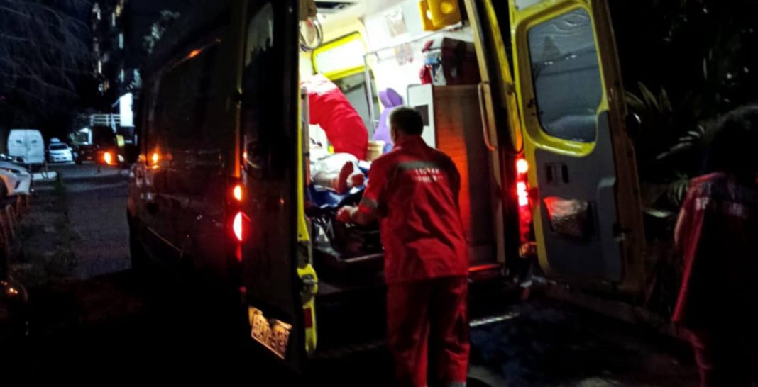 Спасатели Сочи помогли доставить пожилую женщину до кареты скорой помощи