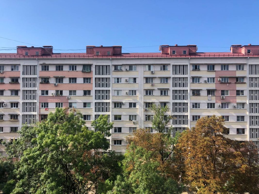 Второй день без воды: на улице Роз в центре Сочи продолжается ремонт крупного водовода