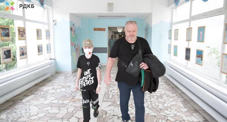 Маленький сочинец, лицо которого разорвали хаски, выписан из больницы: следующая операция в январе