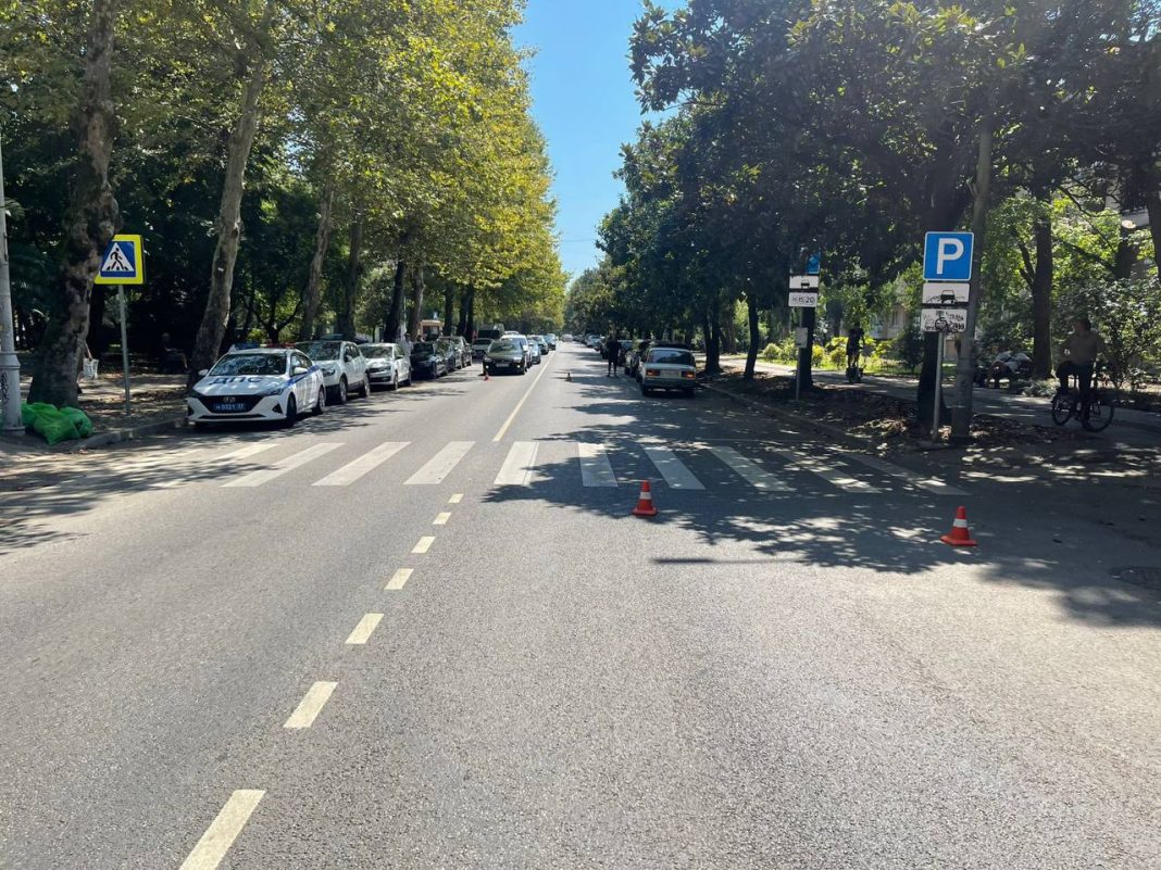 64-летний автомобилист наехал на подростка, который шел по пешеходному переходу: авария произошла в Адлере