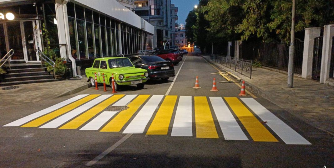 В Сочи подходит к концу обновление дорожных разметок возле школ