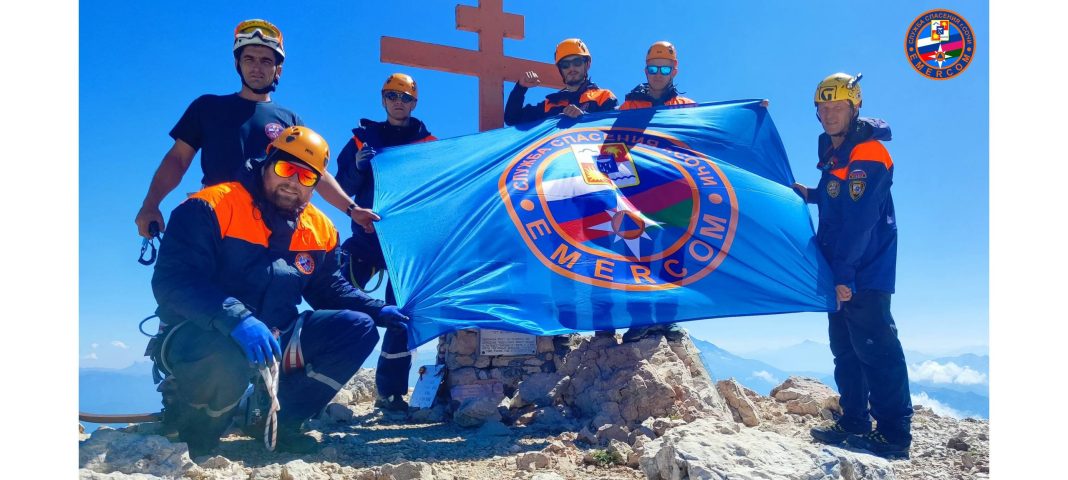 Флаг службы спасения города Сочи появился на вершине горы Фишт