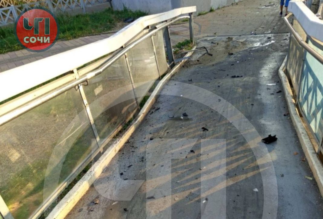 Таксист протаранил пандус моста, расположенного вблизи ТРЦ «МореМолл»