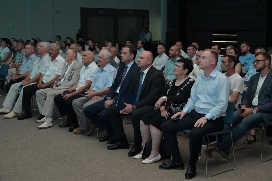 16 работников сферы строительства из Сочи были награждены в честь профессионального праздника