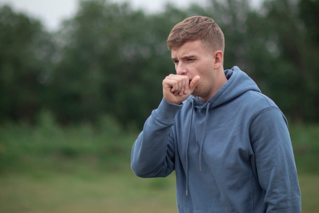 «Был уверен, что простуда»: 27-летний мужчина игнорировал 4 симптома и чуть не пропустил рак