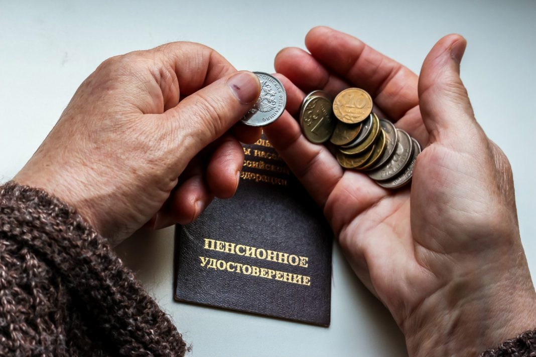 Стало известно, на сколько увеличились пенсии работающих пенсионеров с 1 августа