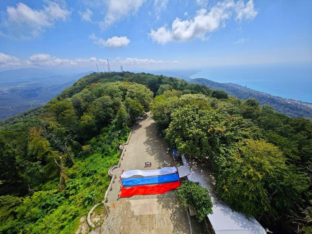 Триколор в небе и в сердцах: в Сочи и Сириусе ярко отметили День Государственного флага