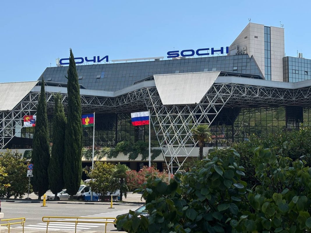 Около 30 рейсов задерживаются в аэропорту Сочи