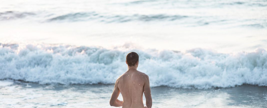 Правоохранители Сочи задержали 12 голых пловцов, устроивших переполох на пляже в Вардане