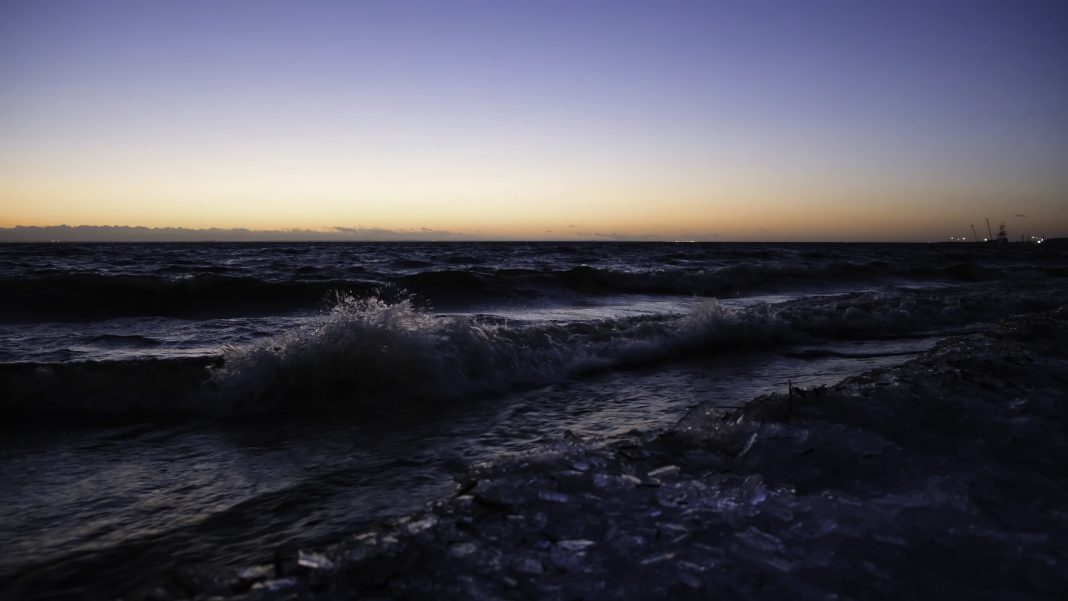 Двух сапбордисток унесло в открытое море во время отдыха в Дагомысе