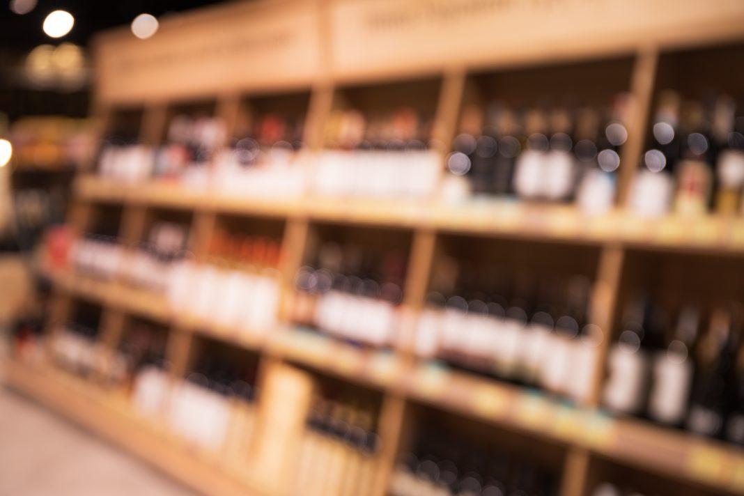 Жителям и гостям Сочи объяснили, как проверить подлинность спиртной продукции