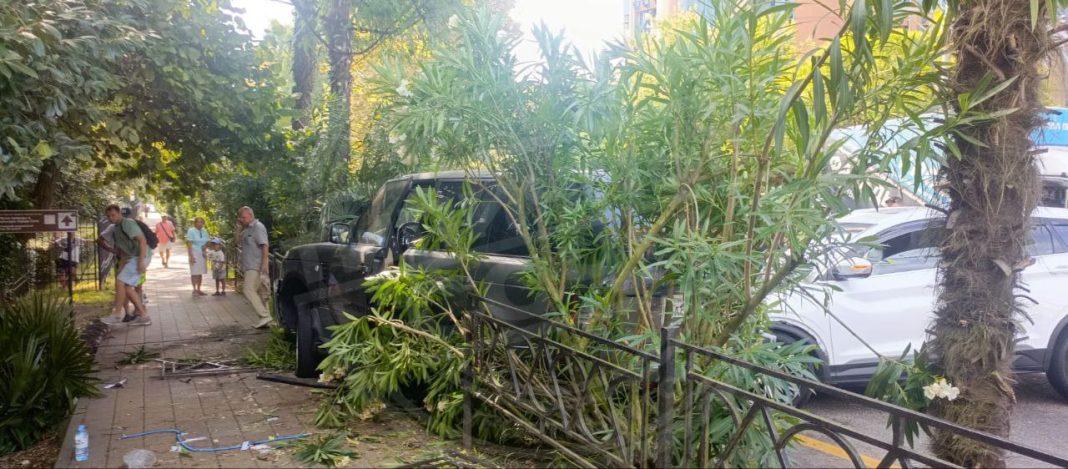 Жесткая авария в Сочи: Range Rover врезался в авто, сбил мопедиста и повредил ограждение