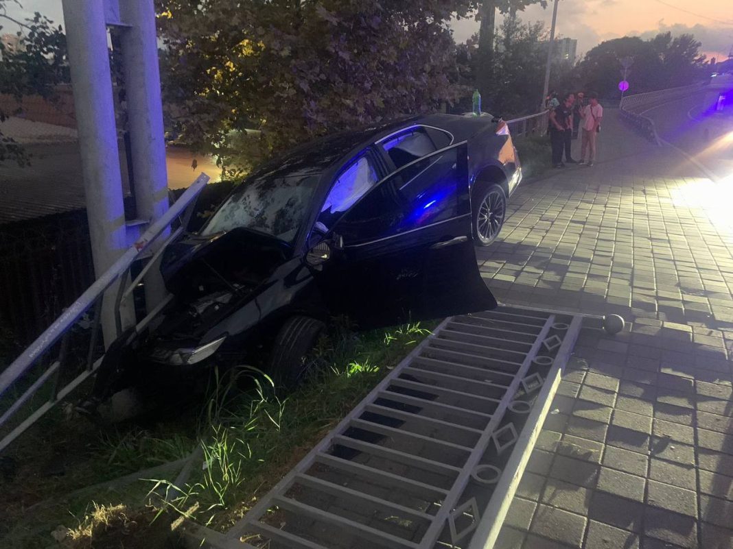 Серьезное ДТП в Сочи: водитель Toyota погиб, врезавшись в столб