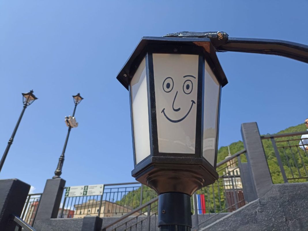 В Сочи на «Роза Хутор» появился «Фонарь-гостеприимец» – арт-объект, который жмёт руку