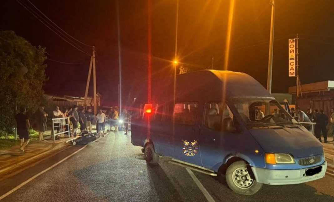 На трассе в Сочи столкнулись микроавтобус и мотоцикл: один пострадавший в больнице