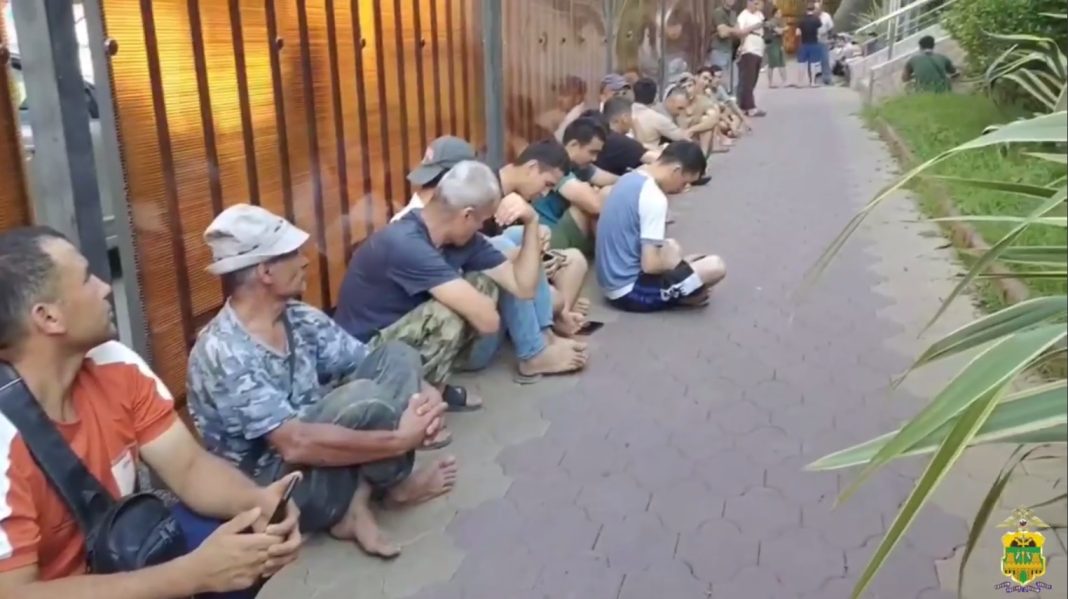 В Сочи полицейские выявили «резиновый дом» с 27 фиктивно зарегистрированными мигрантами