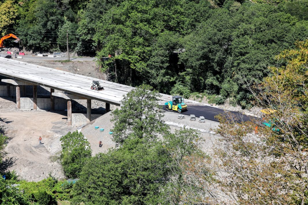 Сочи обновляет инфраструктуру: на мосту через Чемитоквадже идут финальные работы