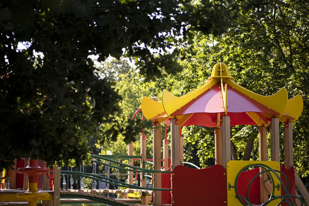 В Хостинском районе Сочи благоустроят детские и спортивные площадки