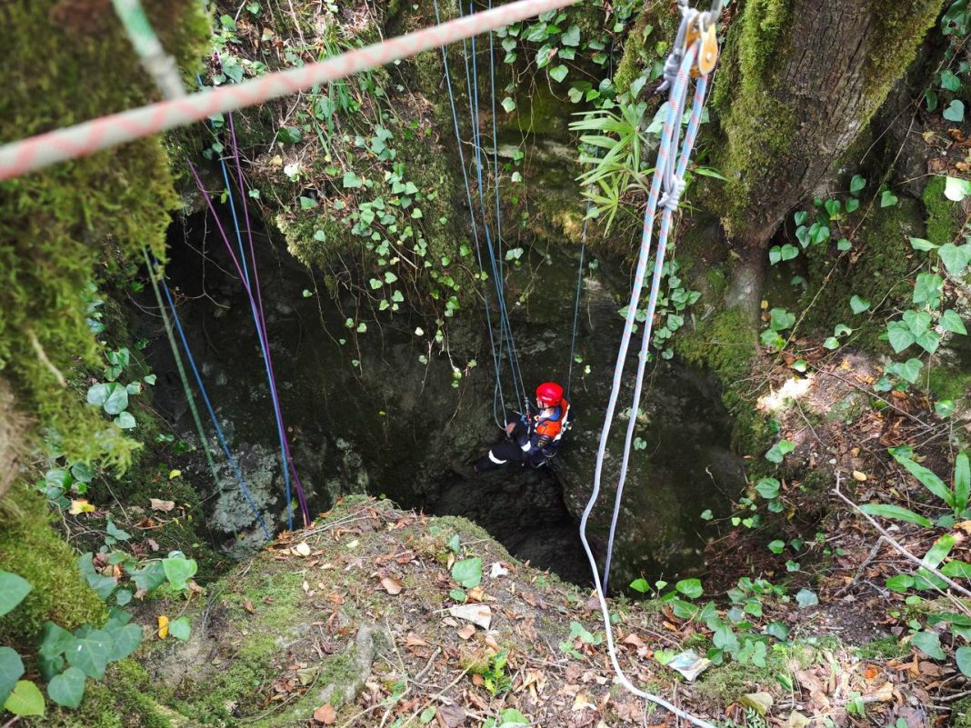 Сложнейшая задача: в Сочи очищают от свалки пещеру, доступную только альпинистам