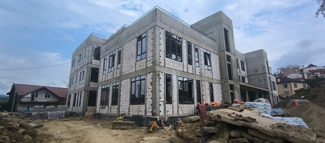 Объект на 70% готов: в Сочи возводят детский сад для 175 детей