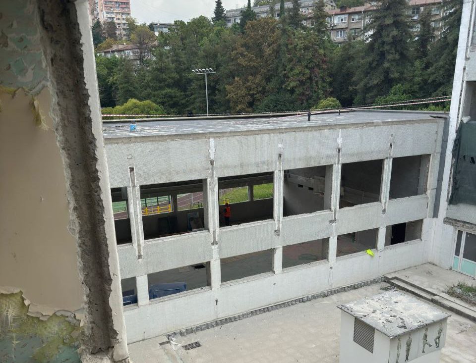 В Сочи идёт капитальный ремонт гимназии №6 – работы завершат до конца года