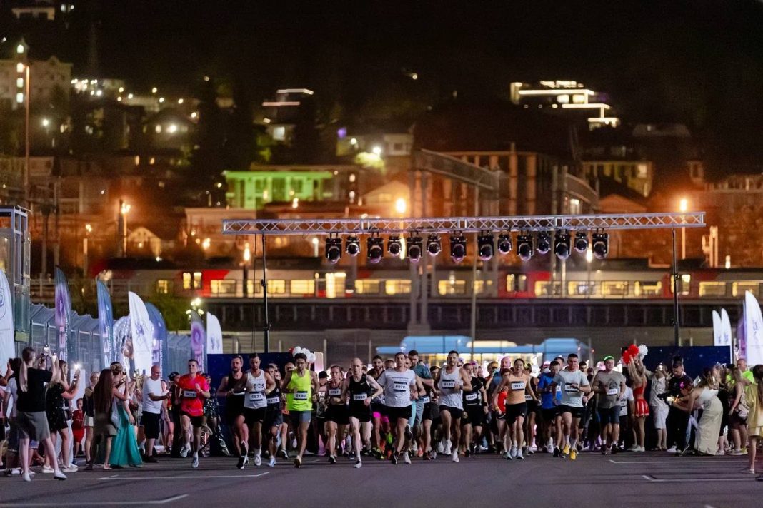 Гонка под звуки музыки: в Сириусе прошел массовый забег с участием более тысячи человек.